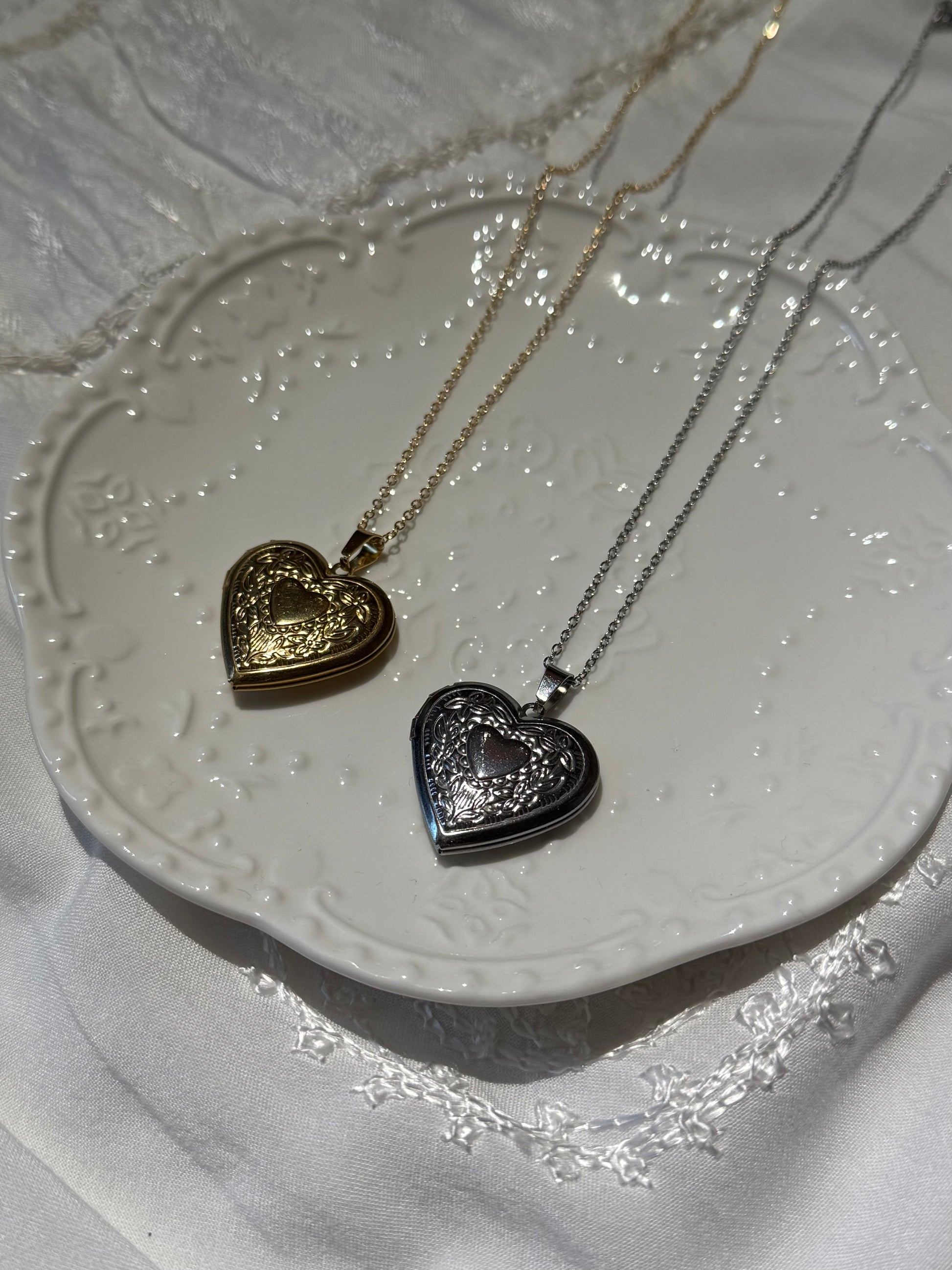 pretty, elegant, heart-shaped locket pendant necklaces, gold and silver heart lockets with customisable photos